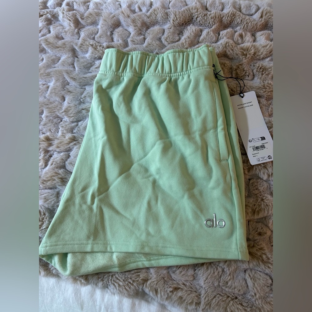 Alo Spearmint Accolade Short
